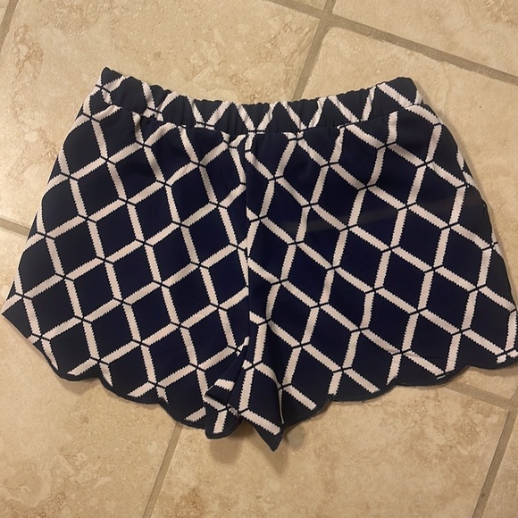scalloped shorts size small - Picture 3 of 4